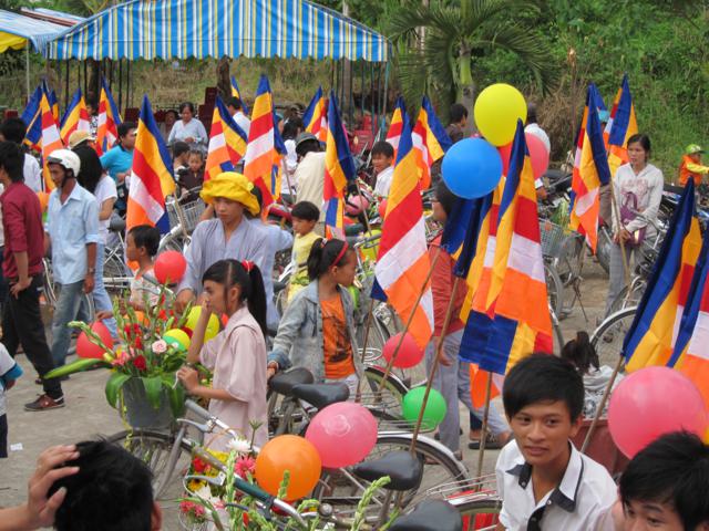 Long An: Chư Tăng, Phật tử chùa Khánh Ninh diễu hành xe hoa, xe đạp mừng Phật đản