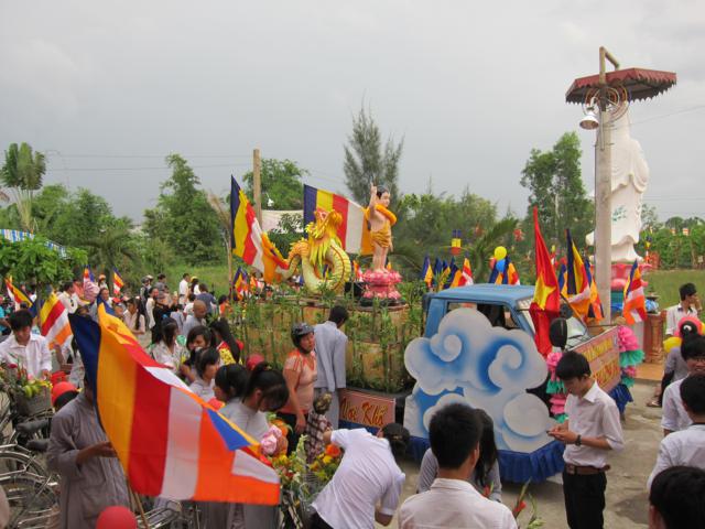 Long An: Chư Tăng, Phật tử chùa Khánh Ninh diễu hành xe hoa, xe đạp mừng Phật đản
