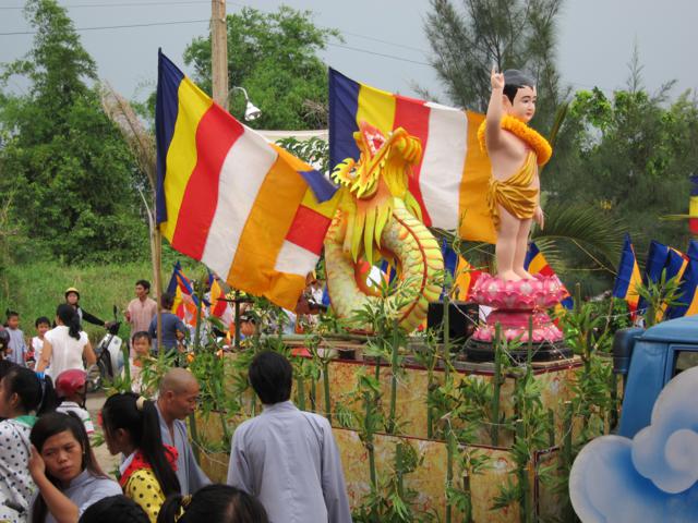 Long An: Chư Tăng, Phật tử chùa Khánh Ninh diễu hành xe hoa, xe đạp mừng Phật đản