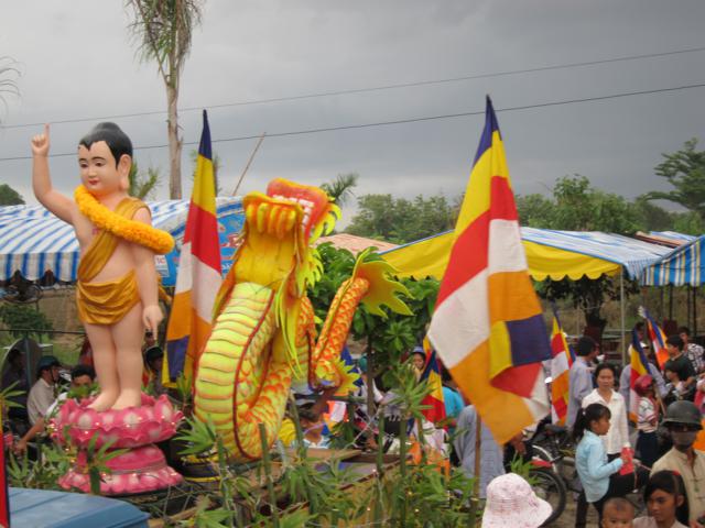 Long An: Chư Tăng, Phật tử chùa Khánh Ninh diễu hành xe hoa, xe đạp mừng Phật đản