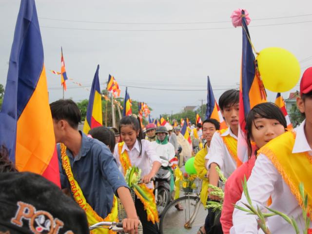 Long An: Chư Tăng, Phật tử chùa Khánh Ninh diễu hành xe hoa, xe đạp mừng Phật đản