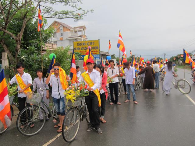 Long An: Chư Tăng, Phật tử chùa Khánh Ninh diễu hành xe hoa, xe đạp mừng Phật đản