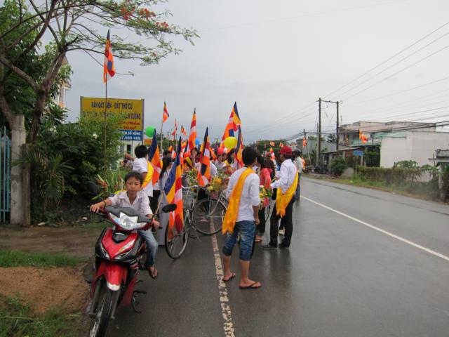 Long An: Chư Tăng, Phật tử chùa Khánh Ninh diễu hành xe hoa, xe đạp mừng Phật đản