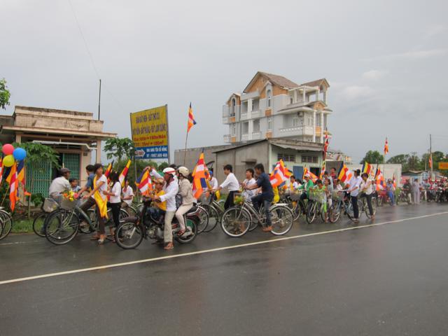 Long An: Chư Tăng, Phật tử chùa Khánh Ninh diễu hành xe hoa, xe đạp mừng Phật đản