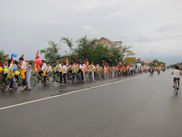 Long An: Chư Tăng, Phật tử chùa Khánh Ninh diễu hành xe hoa, xe đạp mừng Phật đản