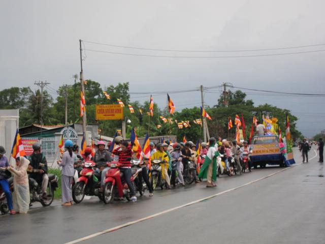 Long An: Chư Tăng, Phật tử chùa Khánh Ninh diễu hành xe hoa, xe đạp mừng Phật đản