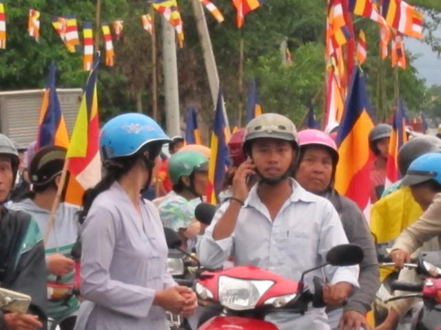 Long An: Chư Tăng, Phật tử chùa Khánh Ninh diễu hành xe hoa, xe đạp mừng Phật đản