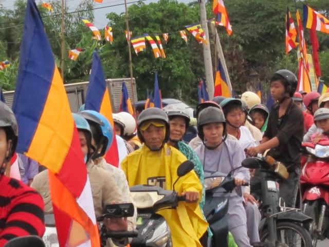 Long An: Chư Tăng, Phật tử chùa Khánh Ninh diễu hành xe hoa, xe đạp mừng Phật đản
