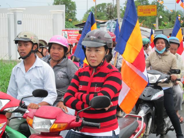 Long An: Chư Tăng, Phật tử chùa Khánh Ninh diễu hành xe hoa, xe đạp mừng Phật đản