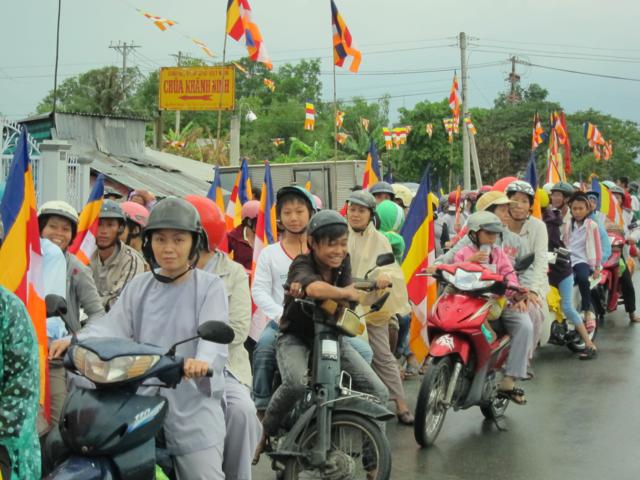 Long An: Chư Tăng, Phật tử chùa Khánh Ninh diễu hành xe hoa, xe đạp mừng Phật đản