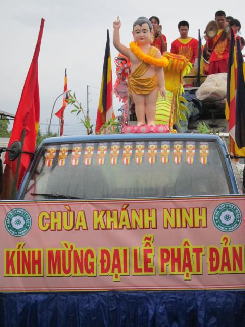 Long An: Chư Tăng, Phật tử chùa Khánh Ninh diễu hành xe hoa, xe đạp mừng Phật đản