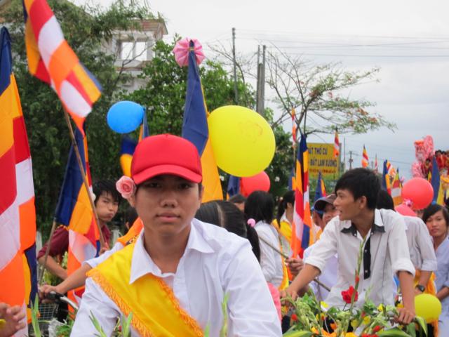 Long An: Chư Tăng, Phật tử chùa Khánh Ninh diễu hành xe hoa, xe đạp mừng Phật đản