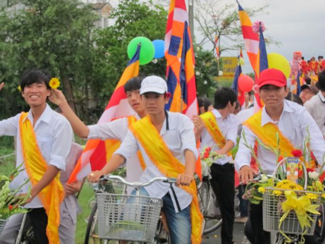 Long An: Chư Tăng, Phật tử chùa Khánh Ninh diễu hành xe hoa, xe đạp mừng Phật đản