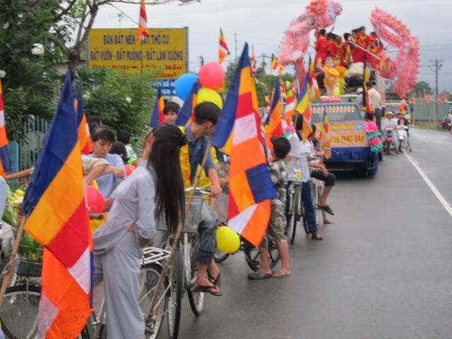 Long An: Chư Tăng, Phật tử chùa Khánh Ninh diễu hành xe hoa, xe đạp mừng Phật đản