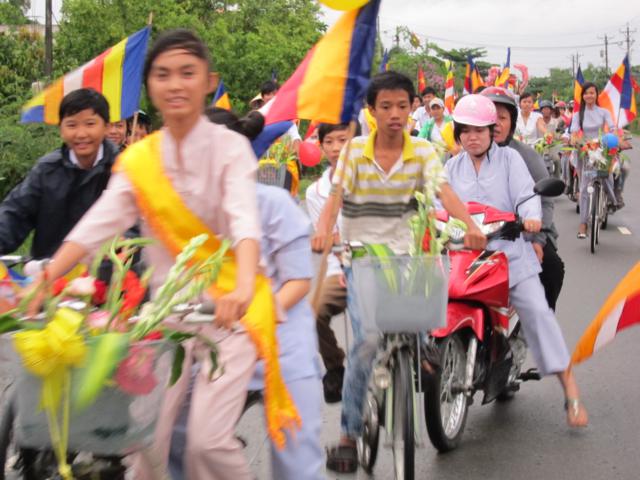 Long An: Chư Tăng, Phật tử chùa Khánh Ninh diễu hành xe hoa, xe đạp mừng Phật đản