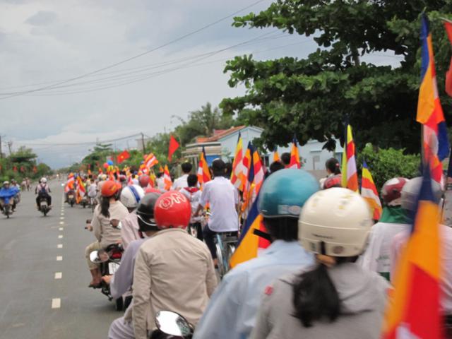 Long An: Chư Tăng, Phật tử chùa Khánh Ninh diễu hành xe hoa, xe đạp mừng Phật đản
