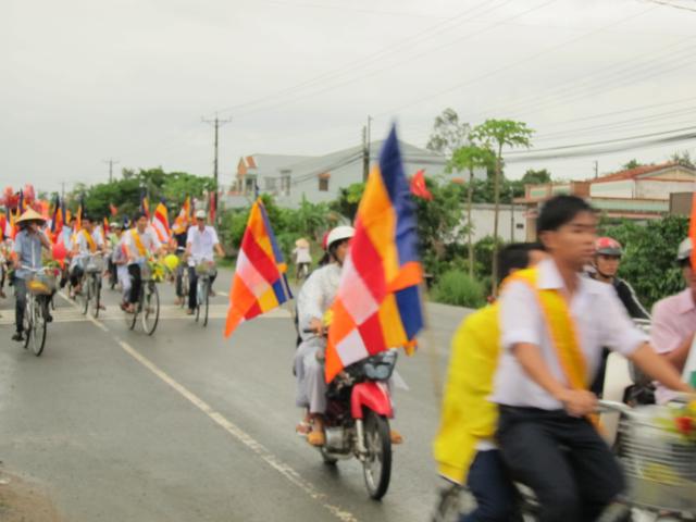 Long An: Chư Tăng, Phật tử chùa Khánh Ninh diễu hành xe hoa, xe đạp mừng Phật đản