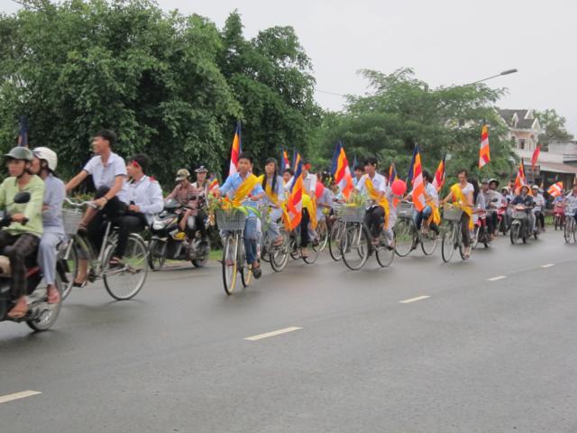 Long An: Chư Tăng, Phật tử chùa Khánh Ninh diễu hành xe hoa, xe đạp mừng Phật đản