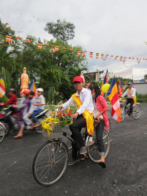 Long An: Chư Tăng, Phật tử chùa Khánh Ninh diễu hành xe hoa, xe đạp mừng Phật đản