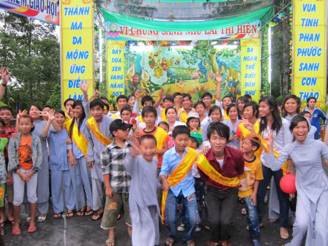 Long An: Chư Tăng, Phật tử chùa Khánh Ninh diễu hành xe hoa, xe đạp mừng Phật đản