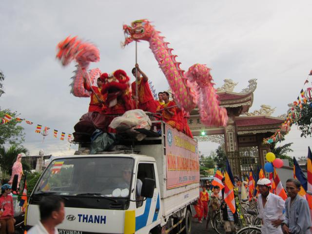 Long An: Chư Tăng, Phật tử chùa Khánh Ninh diễu hành xe hoa, xe đạp mừng Phật đản