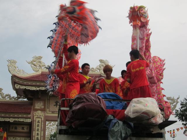 Long An: Chư Tăng, Phật tử chùa Khánh Ninh diễu hành xe hoa, xe đạp mừng Phật đản