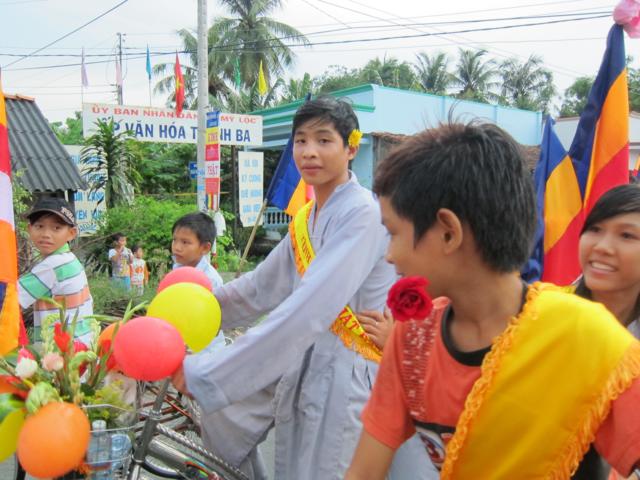 Long An: Chư Tăng, Phật tử chùa Khánh Ninh diễu hành xe hoa, xe đạp mừng Phật đản