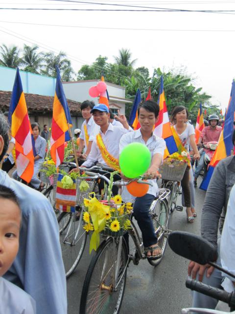 Long An: Chư Tăng, Phật tử chùa Khánh Ninh diễu hành xe hoa, xe đạp mừng Phật đản