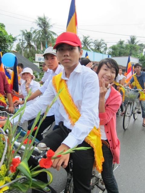 Long An: Chư Tăng, Phật tử chùa Khánh Ninh diễu hành xe hoa, xe đạp mừng Phật đản