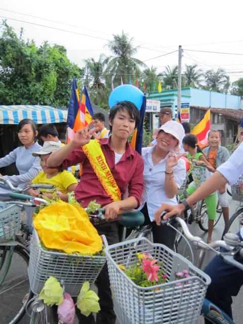 Long An: Chư Tăng, Phật tử chùa Khánh Ninh diễu hành xe hoa, xe đạp mừng Phật đản