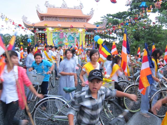 Long An: Chư Tăng, Phật tử chùa Khánh Ninh diễu hành xe hoa, xe đạp mừng Phật đản