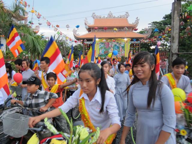 Long An: Chư Tăng, Phật tử chùa Khánh Ninh diễu hành xe hoa, xe đạp mừng Phật đản