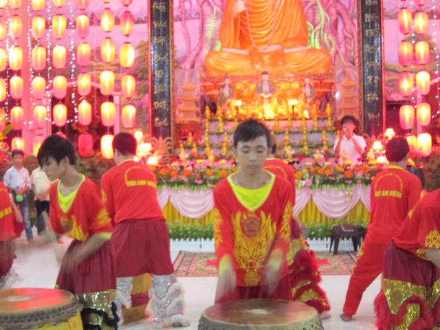 Long An: Chư Tăng, Phật tử chùa Khánh Ninh diễu hành xe hoa, xe đạp mừng Phật đản