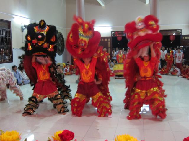 Long An: Chư Tăng, Phật tử chùa Khánh Ninh diễu hành xe hoa, xe đạp mừng Phật đản