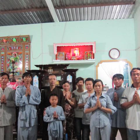 Chư Tăng chùa Khánh Ninh chúc phúc Phật tử tại tư gia có lễ đài Phật đản