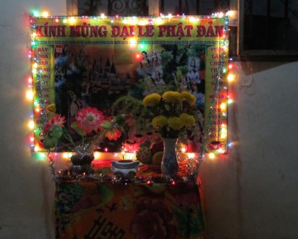 Chư Tăng chùa Khánh Ninh chúc phúc Phật tử tại tư gia có lễ đài Phật đản