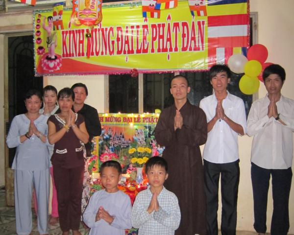 Chư Tăng chùa Khánh Ninh chúc phúc Phật tử tại tư gia có lễ đài Phật đản