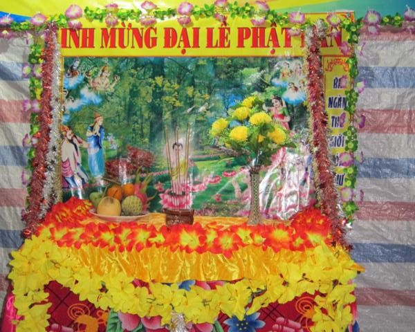 Chư Tăng chùa Khánh Ninh chúc phúc Phật tử tại tư gia có lễ đài Phật đản