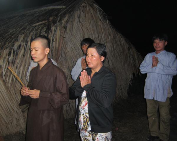 Chư Tăng chùa Khánh Ninh chúc phúc Phật tử tại tư gia có lễ đài Phật đản