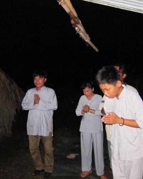 Chư Tăng chùa Khánh Ninh chúc phúc Phật tử tại tư gia có lễ đài Phật đản