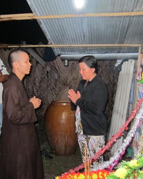 Chư Tăng chùa Khánh Ninh chúc phúc Phật tử tại tư gia có lễ đài Phật đản