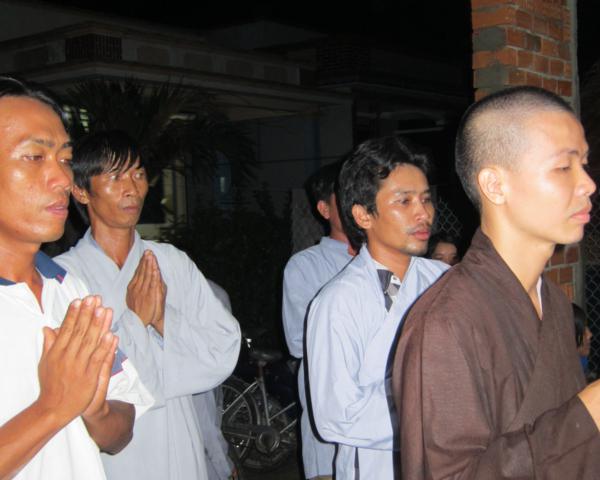 Chư Tăng chùa Khánh Ninh chúc phúc Phật tử tại tư gia có lễ đài Phật đản