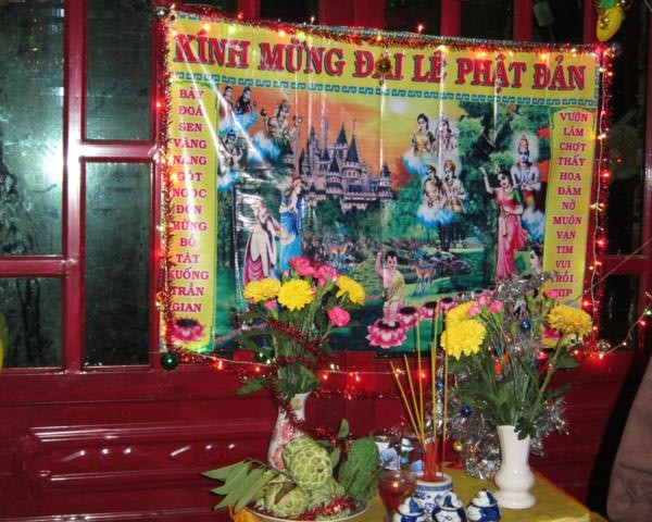 Chư Tăng chùa Khánh Ninh chúc phúc Phật tử tại tư gia có lễ đài Phật đản