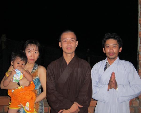 Chư Tăng chùa Khánh Ninh chúc phúc Phật tử tại tư gia có lễ đài Phật đản