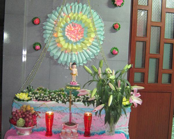 Chư Tăng chùa Khánh Ninh chúc phúc Phật tử tại tư gia có lễ đài Phật đản