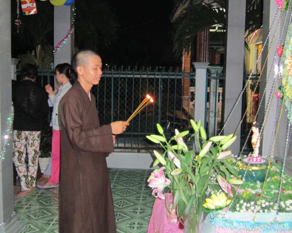 Chư Tăng chùa Khánh Ninh chúc phúc Phật tử tại tư gia có lễ đài Phật đản