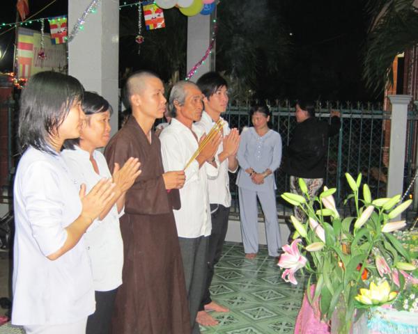 Chư Tăng chùa Khánh Ninh chúc phúc Phật tử tại tư gia có lễ đài Phật đản