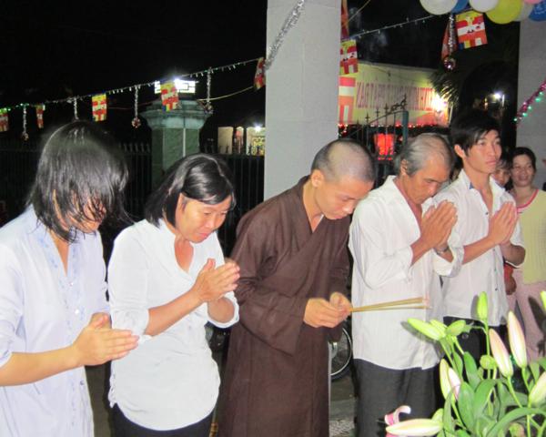 Chư Tăng chùa Khánh Ninh chúc phúc Phật tử tại tư gia có lễ đài Phật đản
