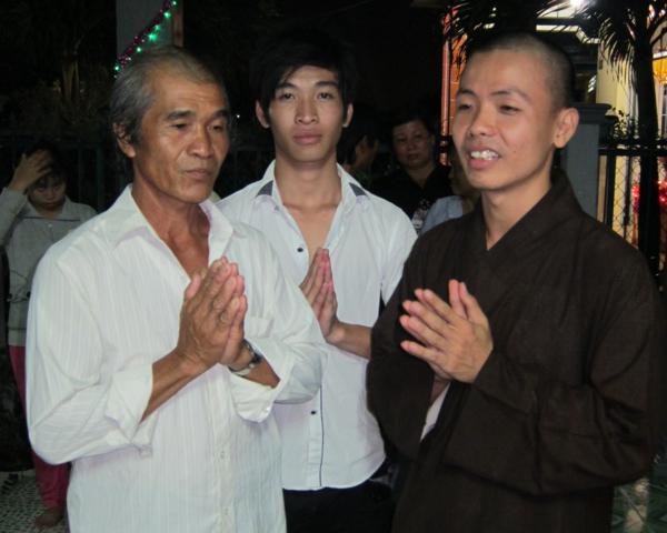 Chư Tăng chùa Khánh Ninh chúc phúc Phật tử tại tư gia có lễ đài Phật đản