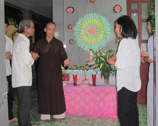 Chư Tăng chùa Khánh Ninh chúc phúc Phật tử tại tư gia có lễ đài Phật đản